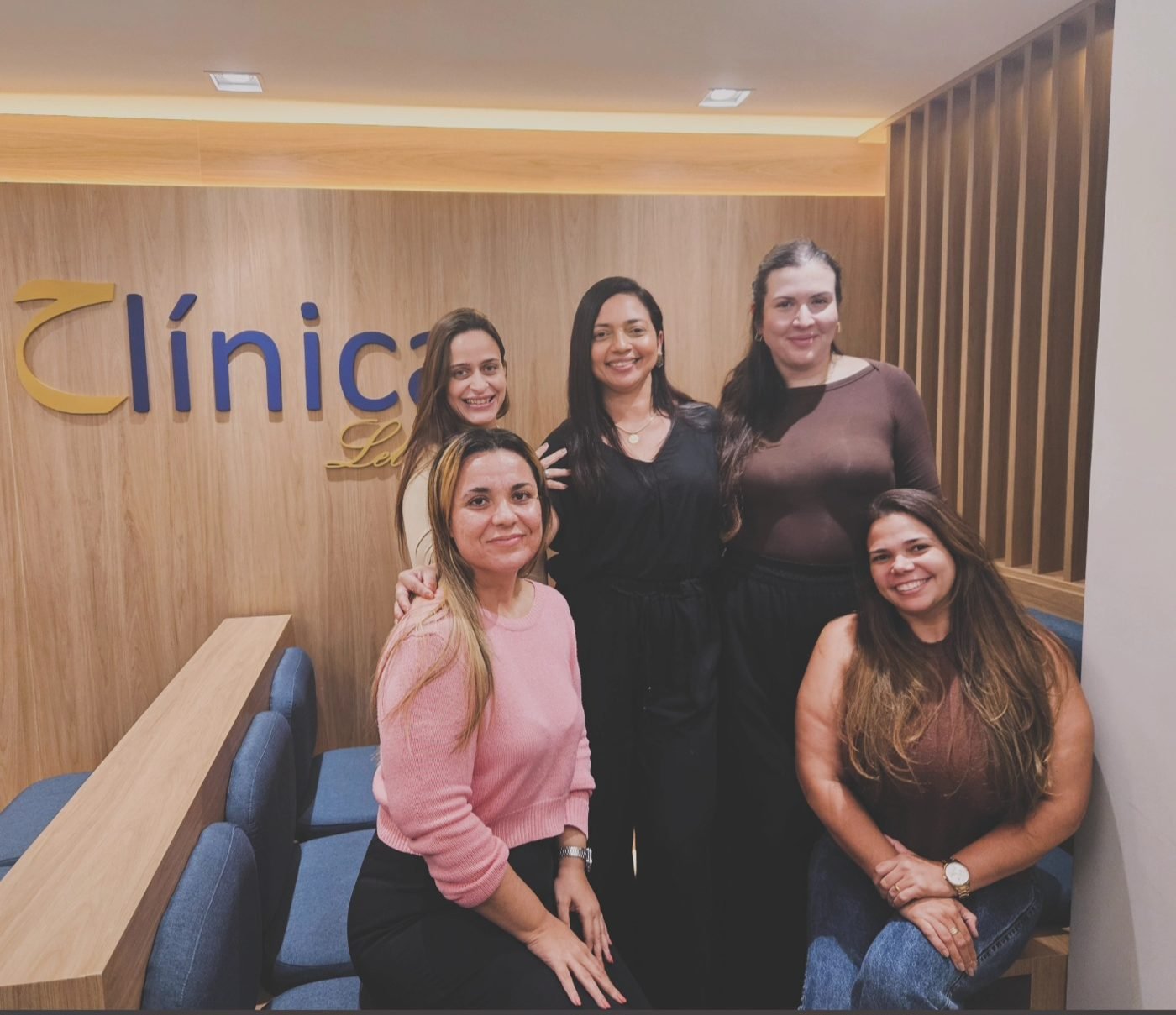 Dra. Liliam Matos com alunas do curso Vivace